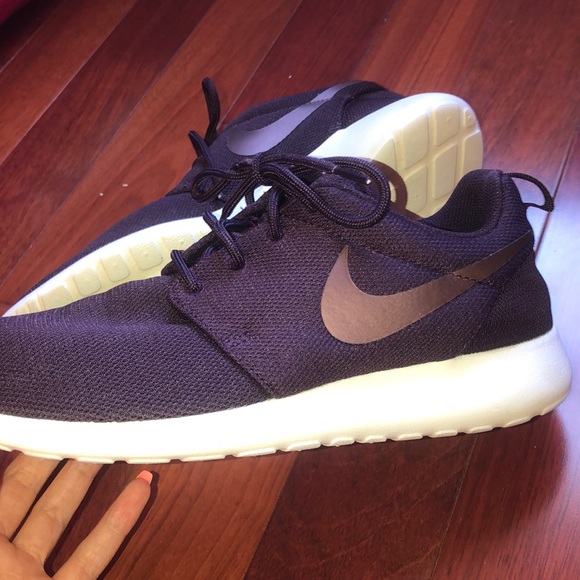 roshe shoes maroon